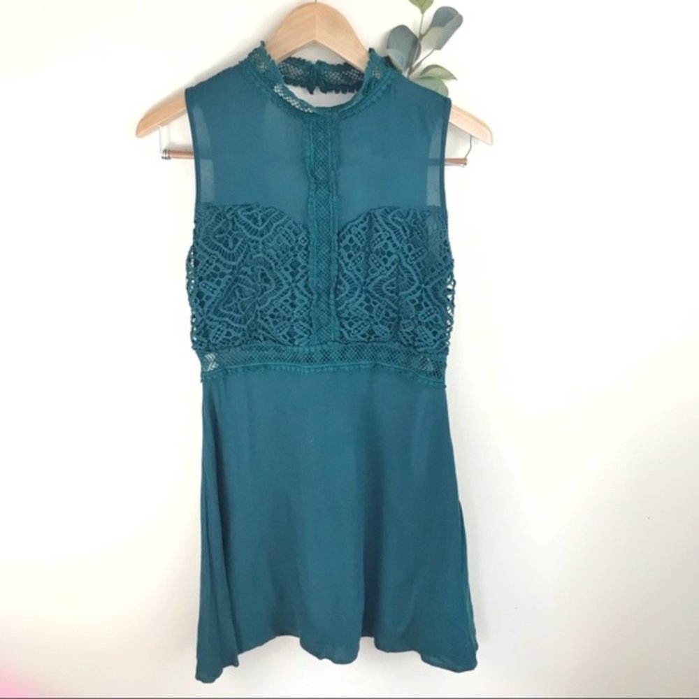 Alya Francesca’s Emerald Green Sheer Lace Dress